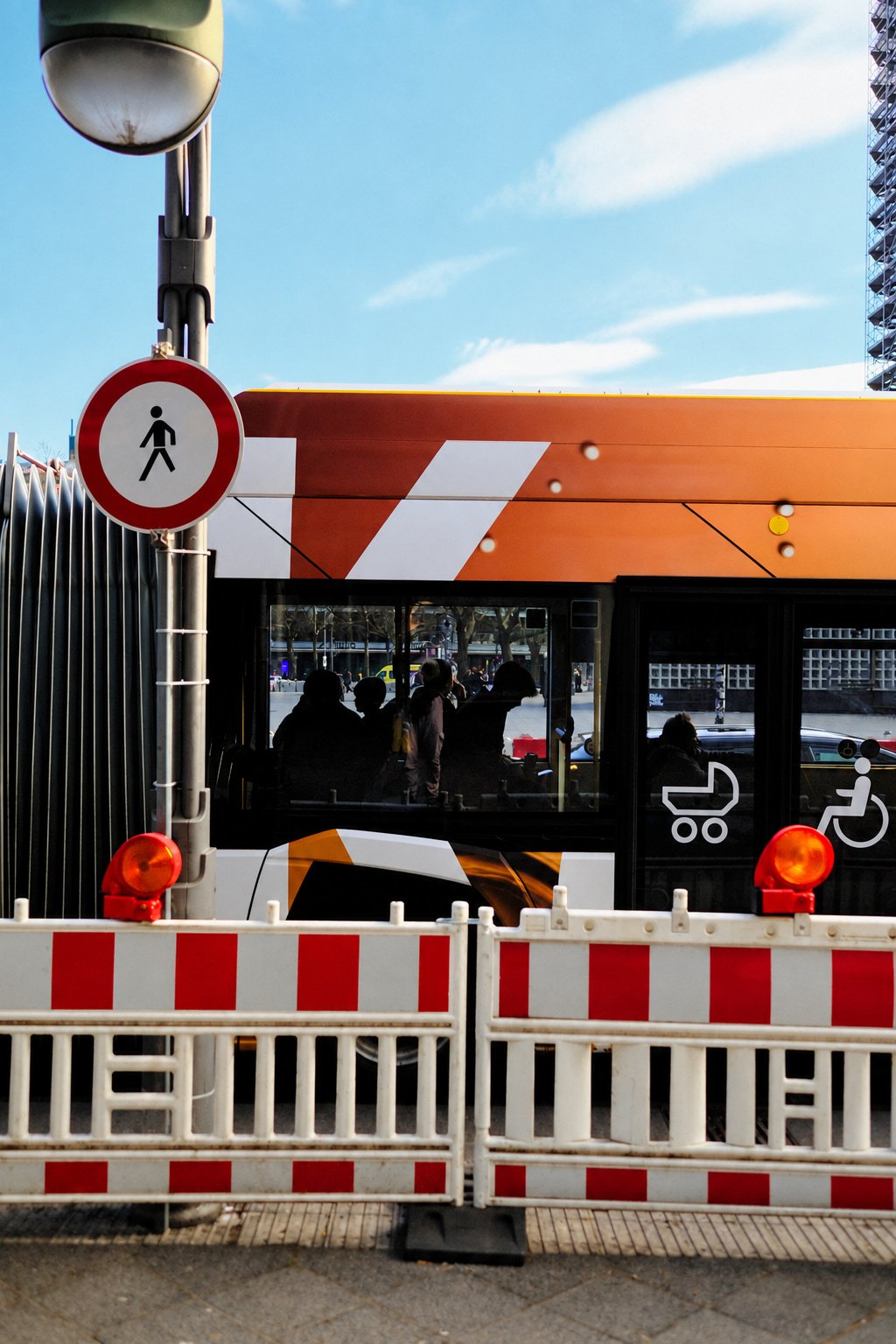 Rot-weiße Absperrschranken zur Sicherung einer Baustelle